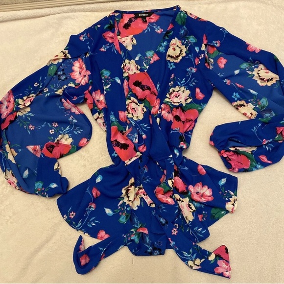 Express Vibrant Floral Tie-Front Split Sleeve Blouse - Picture 12 of 12